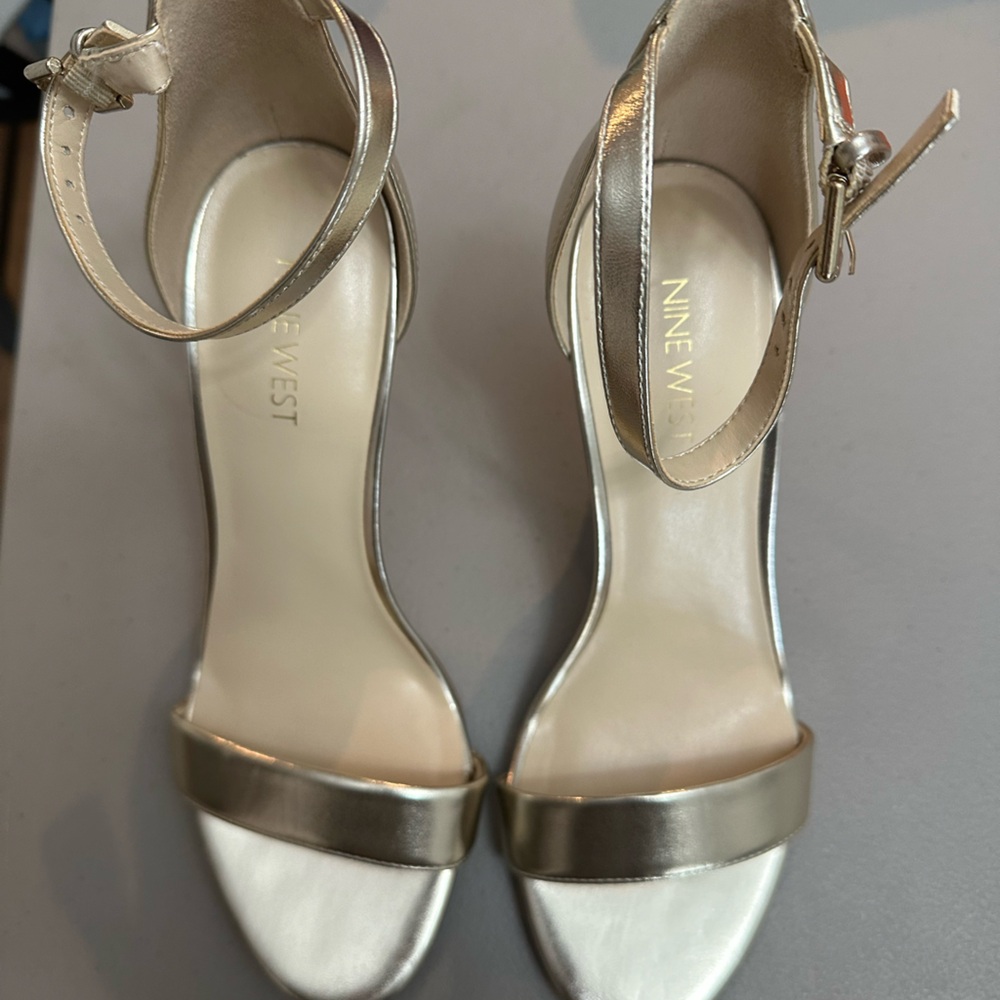 New Nine West Gold dress shoe 8 1/2M